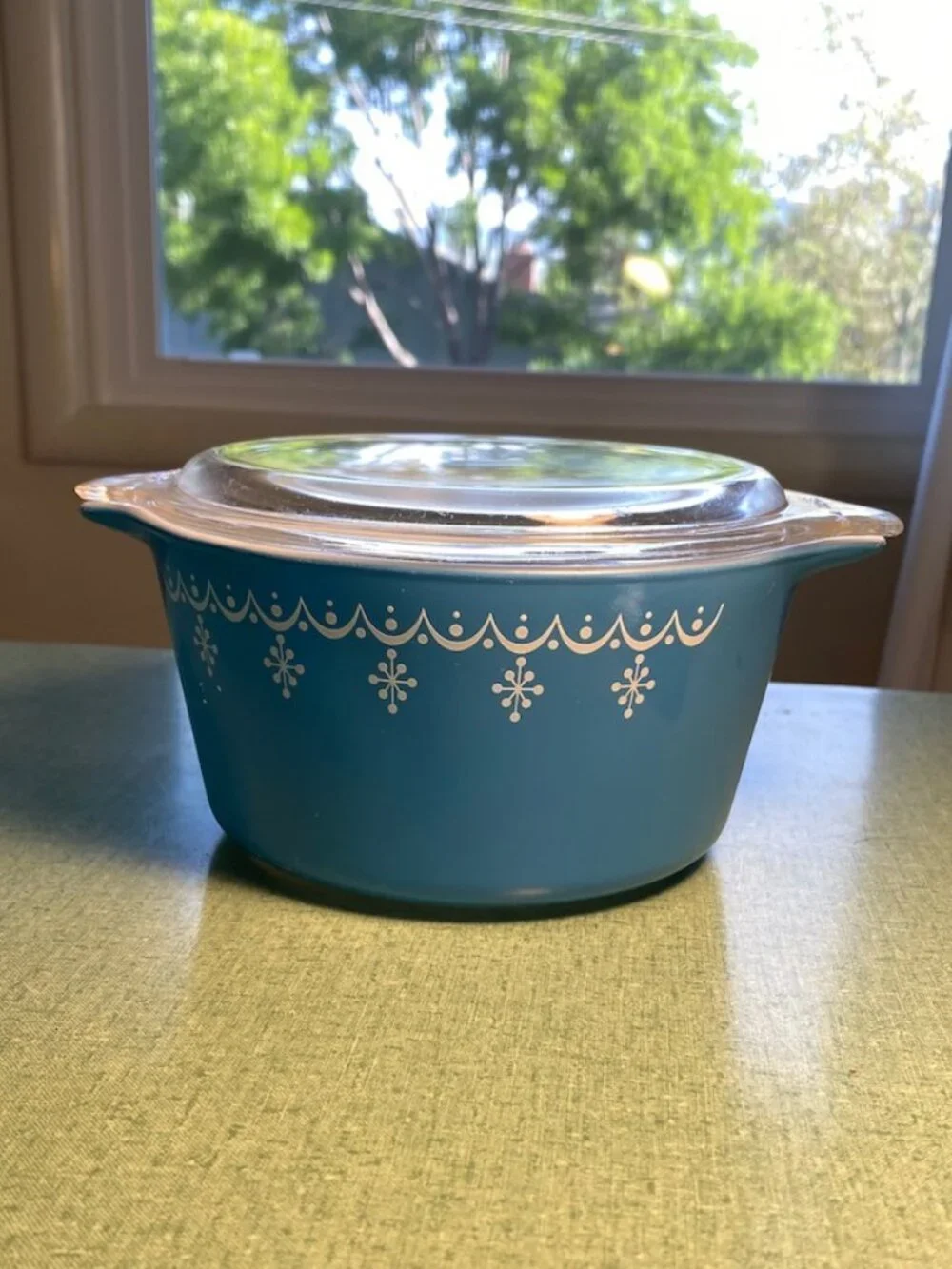 Vintage Round Pyrex Caserole with Lid